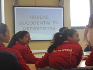 La plantilla del Santa Teresa conoce los beneficios deportivos de la salud oral