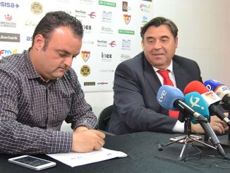 Juan Carlos Antúnez firma su renovación con el Santa Teresa Badajoz