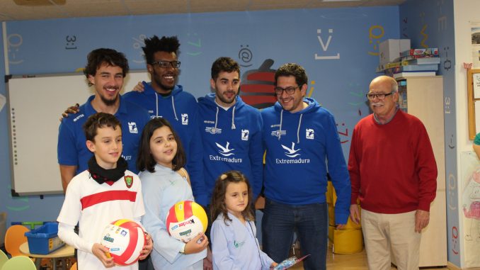 El equipo del Electrocash Extremaura CCPH visita la planta de pediatría del Hospital S.Pedro de Alcántara