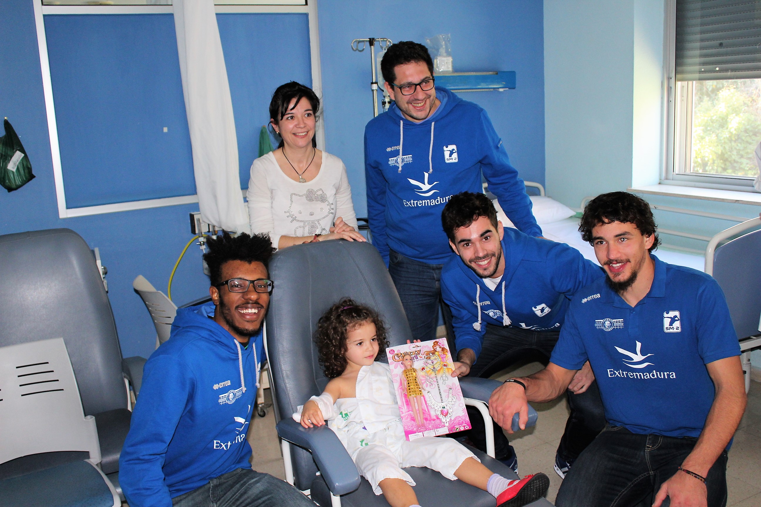 El equipo del Electrocash Extremaura CCPH visita la planta de pediatría del Hospital S.Pedro de Alcántara