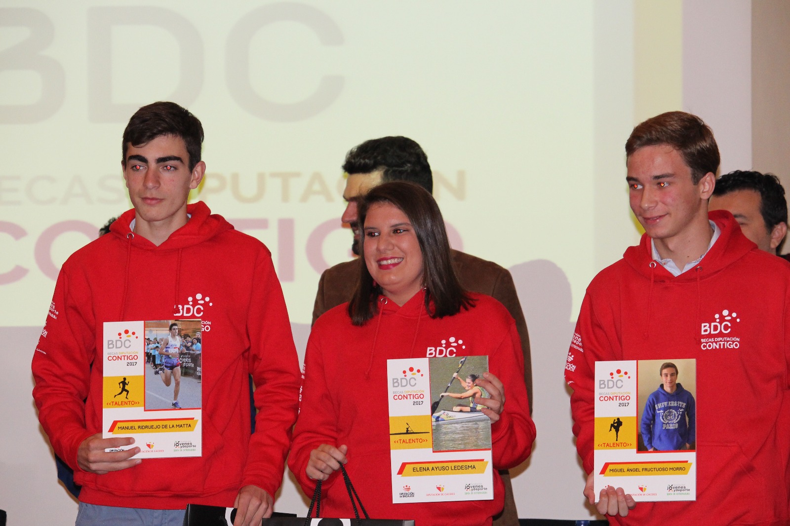 Elena Ayuso recibe una de las becas Diputación Contigo (3)