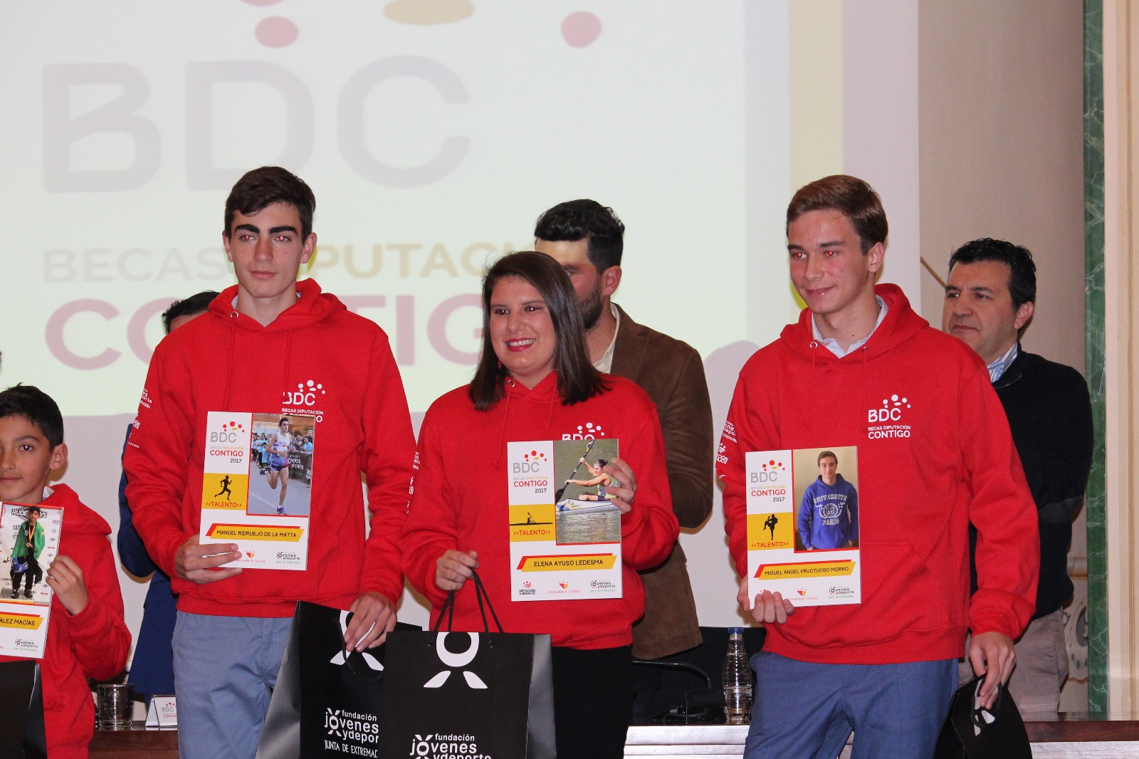 Elena Ayuso recibe una de las becas Diputación Contigo (4)