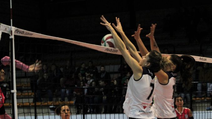 El Extremadura Arroyo endosa un 3-0 inapelable a Torrejón - Bloqueo Yohana e Isabela