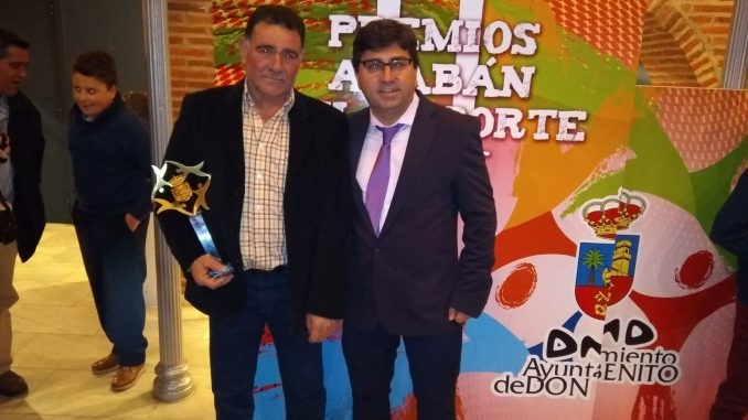 Luis Mejías Fernández, Presidente del Club Atletismo Don Benito recibió el premio especial Alabán