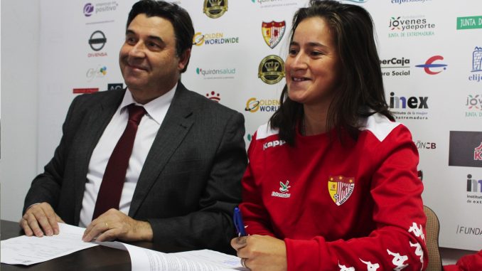 Presentación oficial de Yamila Rodríguez con el Santa Teresa Badajoz