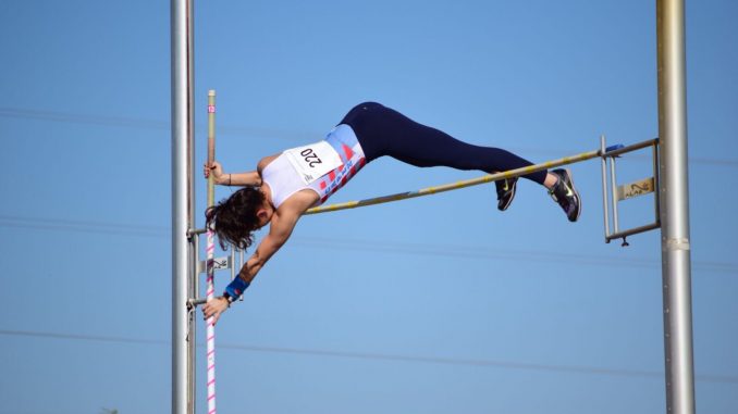 Minerva Caamaño logra el récord del club en salto con pértiga