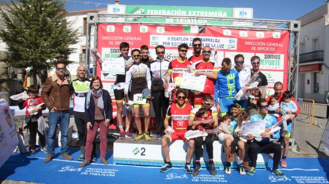 Podium masculino - El Isbilya Sloopy Joe's y el CN Cáceres Los Delfines brillan en el Duatlón de Arroyo de la Luz