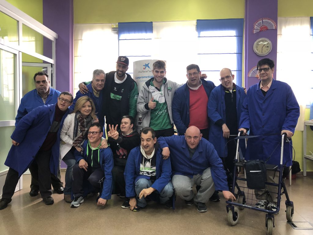 Doble visita de los jugadores del Cáceres a Novaforma