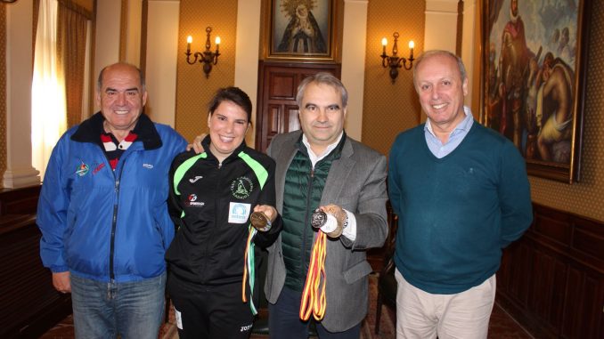 El alcalde de Badajoz recibe a la campeona de España Elena Ayuso