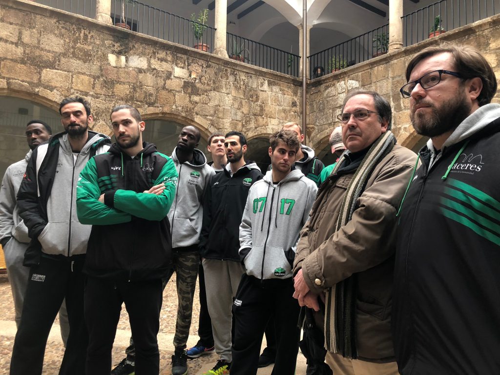 El CáceresBasket visita el Museo Extremeño del Deporte