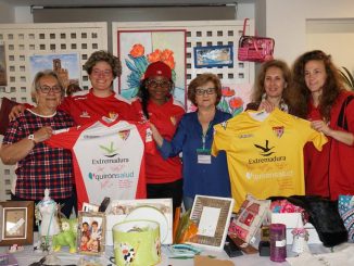 El Santa Teresa Badajoz y QuirónSalud Clideba donan dos camisetas a la AECC