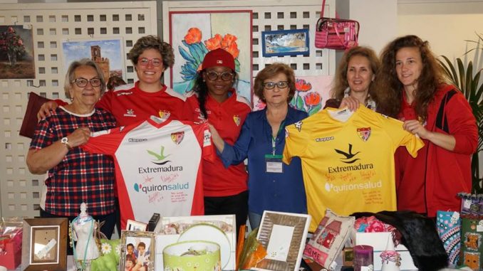 El Santa Teresa Badajoz y QuirónSalud Clideba donan dos camisetas a la AECC