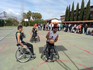 Integrantes del Mideba Extremadura estuvieron en Alburquerque para mostrar el baloncesto en silla de ruedas