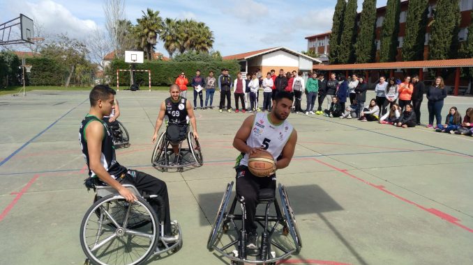 Integrantes del Mideba Extremadura estuvieron en Alburquerque para mostrar el baloncesto en silla de ruedas