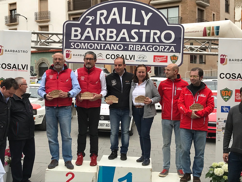 La copiloto malagueña Concha Velázquez “Canela”, que compite con licencia expedida por la Federación Extremeña de Automovilismo, ha cosechado sendas victorias parciales a comienzos de mes en el II Rally de Barbastro en Huesca, valedero para el Campeonato de Aragón, y el pasado fin de semana en el 36º Rallye de Sierra Morena en Córdoba, valedero para el regional andaluz de la especialidad. Concha se muestra orgullosa del inicio de campaña “la verdad es que he empezado la temporada con fuerzas y ánimos y los resultado han sido positivos. Después de disfrutar del rally de Montecarlo, surgió el rally de Barbastro con José Ramón Castillón , con el que voy a participar en el campeonato de España de regularidad, y fuimos muy a gusto. Conseguimos la primera posición lo que nos lleva a liderar el campeonato aragonés. Lo próximo que haremos juntos será el Rally de Asturias del nacional” afirmaba la malagueña con licencia extremeña para proseguir a continuación que “en Córdoba, con el malagueño Carlos Domínguez, nos hicimos con la primera posición en regularidad sport en el 36 Rallye Sierra Morena . Un rallye complicado y muy luchado frente a unos competidores de alto nivel. Estoy muy contenta y satisfecha con el inicio de temporada y espero seguir luchando por unos buenos resultados en el resto de las pruebas que hay en proyecto”. En tierras cordobesas, Canela hacía las veces de navegante de Carlos Domínguez a los mandos de un Fiat Ritmo Abarth, imponiéndose a la dupla conformada por Juan Maléndez Valdés / Martín Moreno con un Golf GTI mk1. Terceros clasificados fueron José Ignacio García / Josu I. García pilotando un Golf GTI. En el Rally Barbastro, Concha formaba dupla con José Ramón Castillón dentro de la escudería aragonesa Osca Motor Club. Ambos se impusieron con un total de 37,9 puntos de penalización a los mandos de un Volskwagen Corrado 1.8, por delante de la dupla Antonio Tejón Muñiz / Maxiomi Segurado Sisniega del Motor Club Sabadell quiénes con un Audi Quattro 2.0 sumaron 40,4 puntos. Terceros clasificados fueron, Javier Guerrero / José María Roc del Automóvil Club Zaragoza con un Toyota Celica 2.0 con 49,5 puntos.