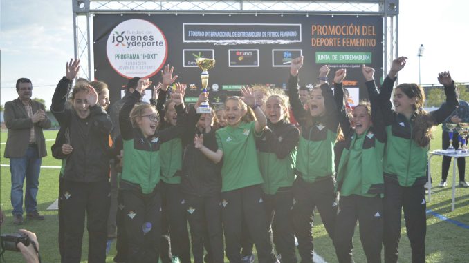El fútbol femenino toma Badajoz con victoria de Real Betis y Santa Teresa Badajoz