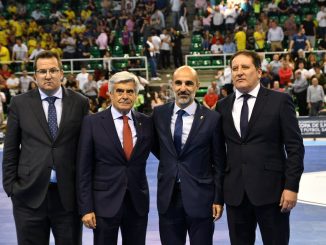 Javier Sánchez recibe la la insignia de Oro de la Federación Extremeña de Fútbol