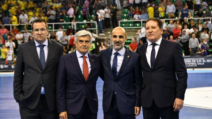 Javier Sánchez recibe la la insignia de Oro de la Federación Extremeña de Fútbol