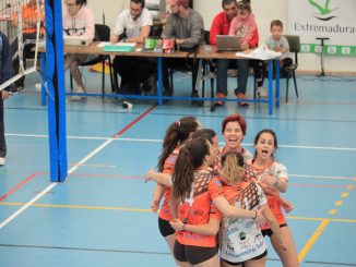 Las chicas del Extremadura Hotel Río Badajoz tienen un pie en primera nacional