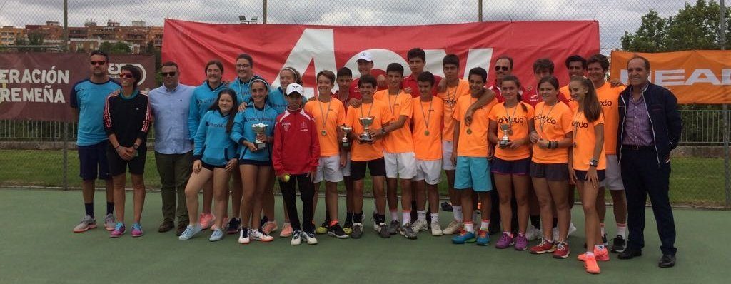 El Tenis Club Villanueva Campeón de Extremadura cadete en categoría Femenina de Tenis. El SportOcio Campeón de Extremadura cadete en categoría Masculina de Tenis, Trofeo AON