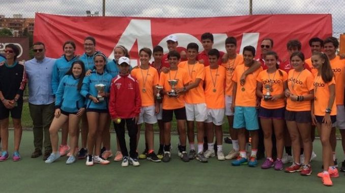 El Tenis Club Villanueva Campeón de Extremadura cadete en categoría Femenina de Tenis. El SportOcio Campeón de Extremadura cadete en categoría Masculina de Tenis, Trofeo AON