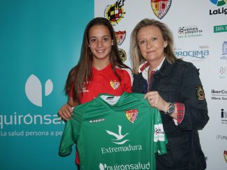 La defensa Ariadna Rovirola renueva su compromiso con el Santa Teresa Badajoz