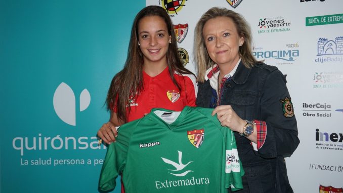 La defensa Ariadna Rovirola renueva su compromiso con el Santa Teresa Badajoz