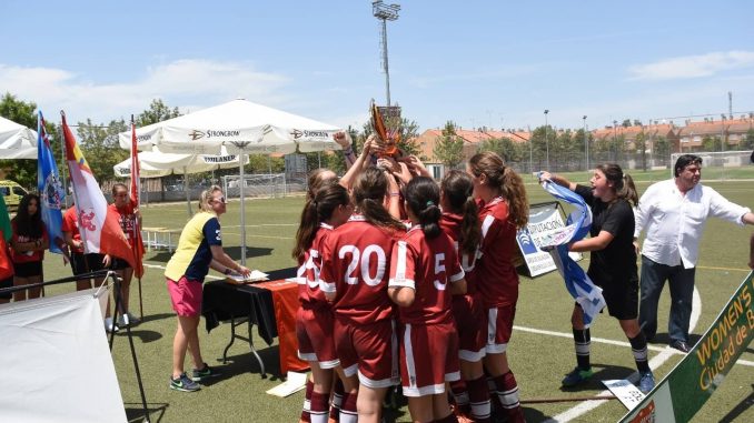 Womens-Entrega-Trofeos - Llega la octava edición de la Women’s Cup Ciudad de Badajoz en Fútbol 11