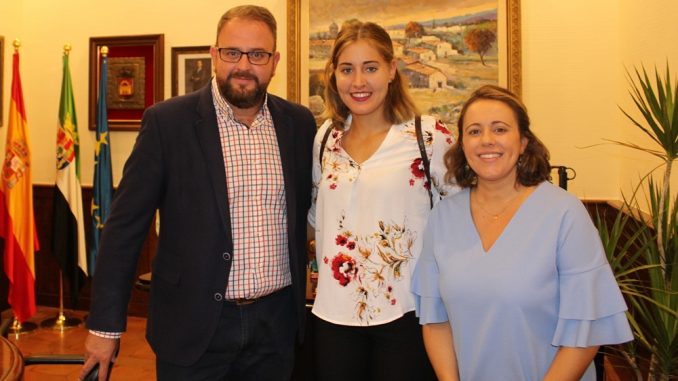 El alcalde recibe a la piragüista Estefanía Fernández, tras el mejor año de su carrera deportiva