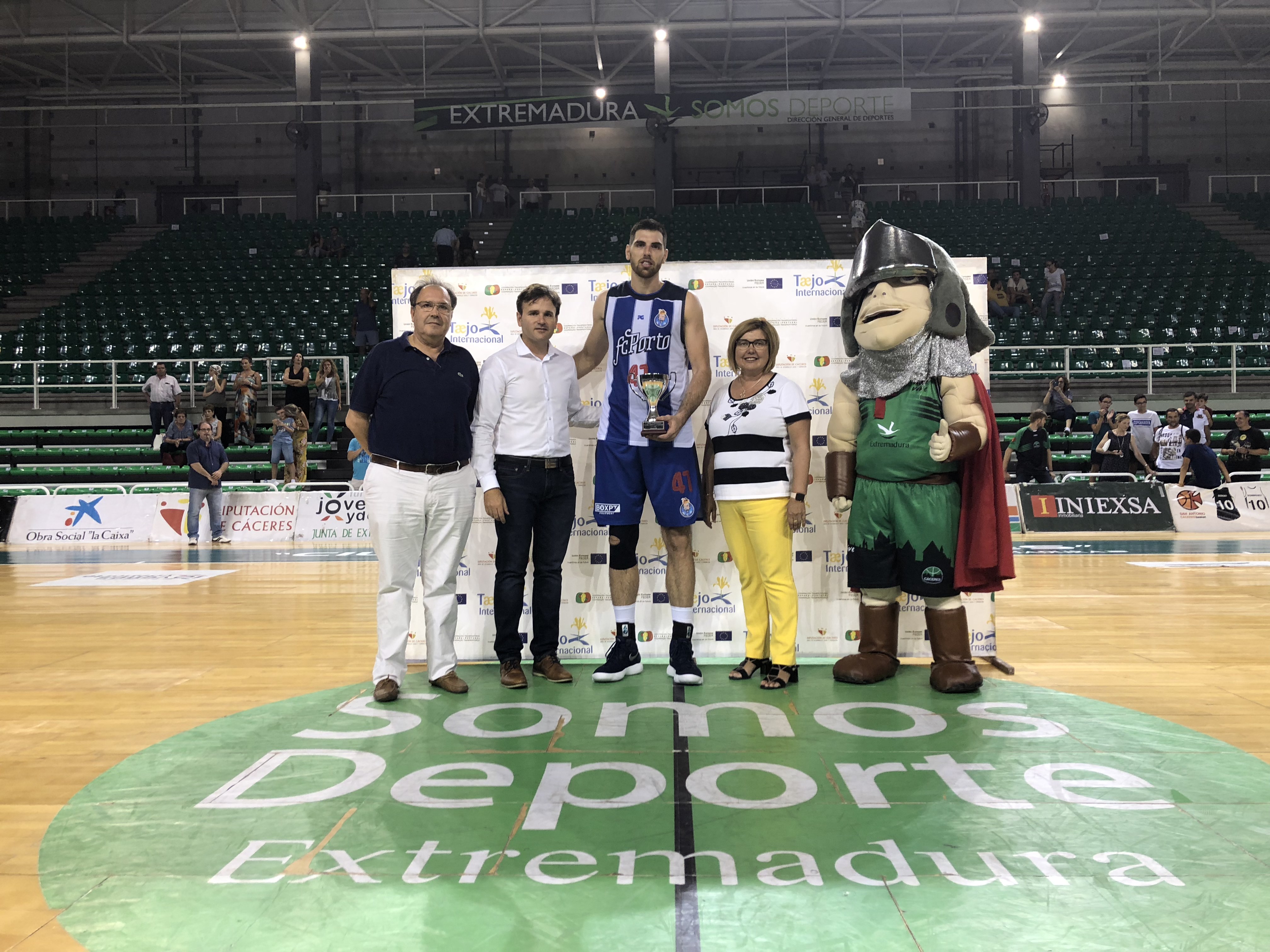 El Cáceres supera el primer test en el Multiusos junto a su afición El Cáceres supera el primer test en el Multiusos junto a su afición