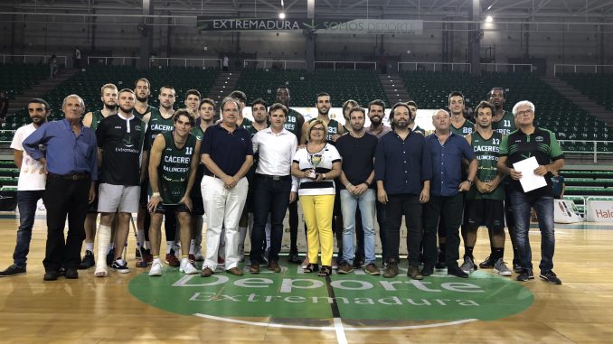 El Cáceres supera el primer test en el Multiusos junto a su afición