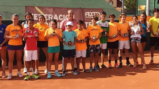 Las pistas del Club Cabezarrubia de CÁCERES acogieron la Copa Máster 2018