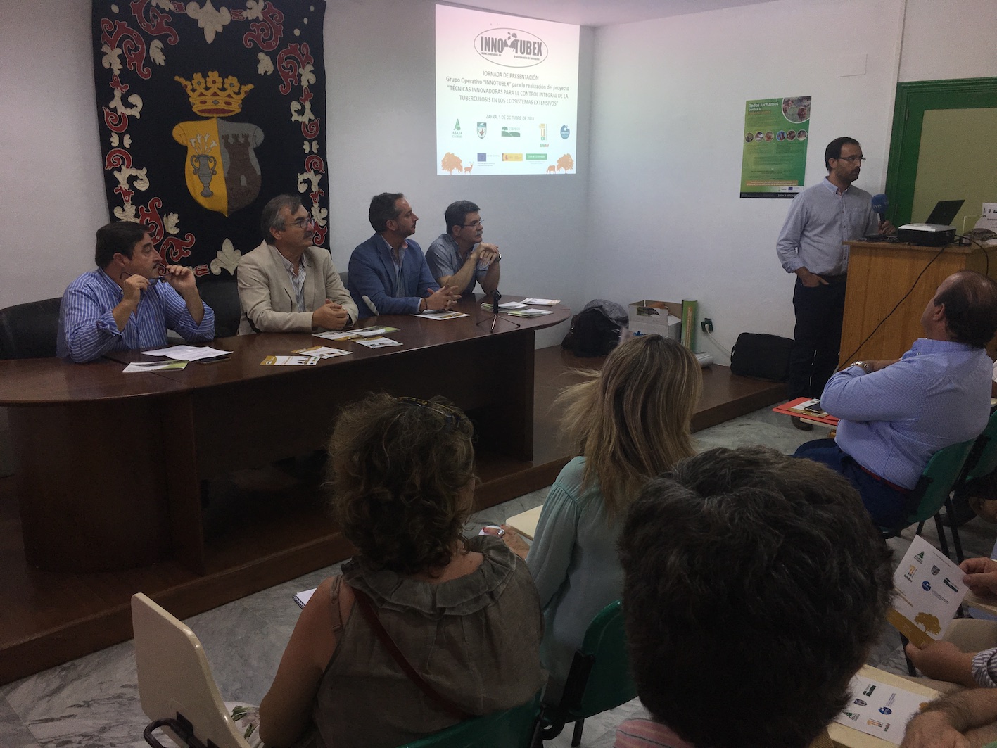 Ganaderos, científicos y cazadores crean una alianza estratégica para luchar contra la tuberculosis en Extremadura