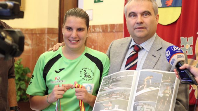 El alcalde de Badajoz recibe a la subcampeona del mundo Elena Ayuso