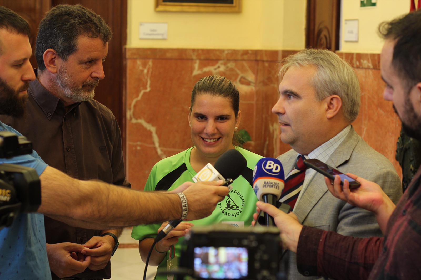 El alcalde de Badajoz recibe a la subcampeona del mundo Elena Ayuso