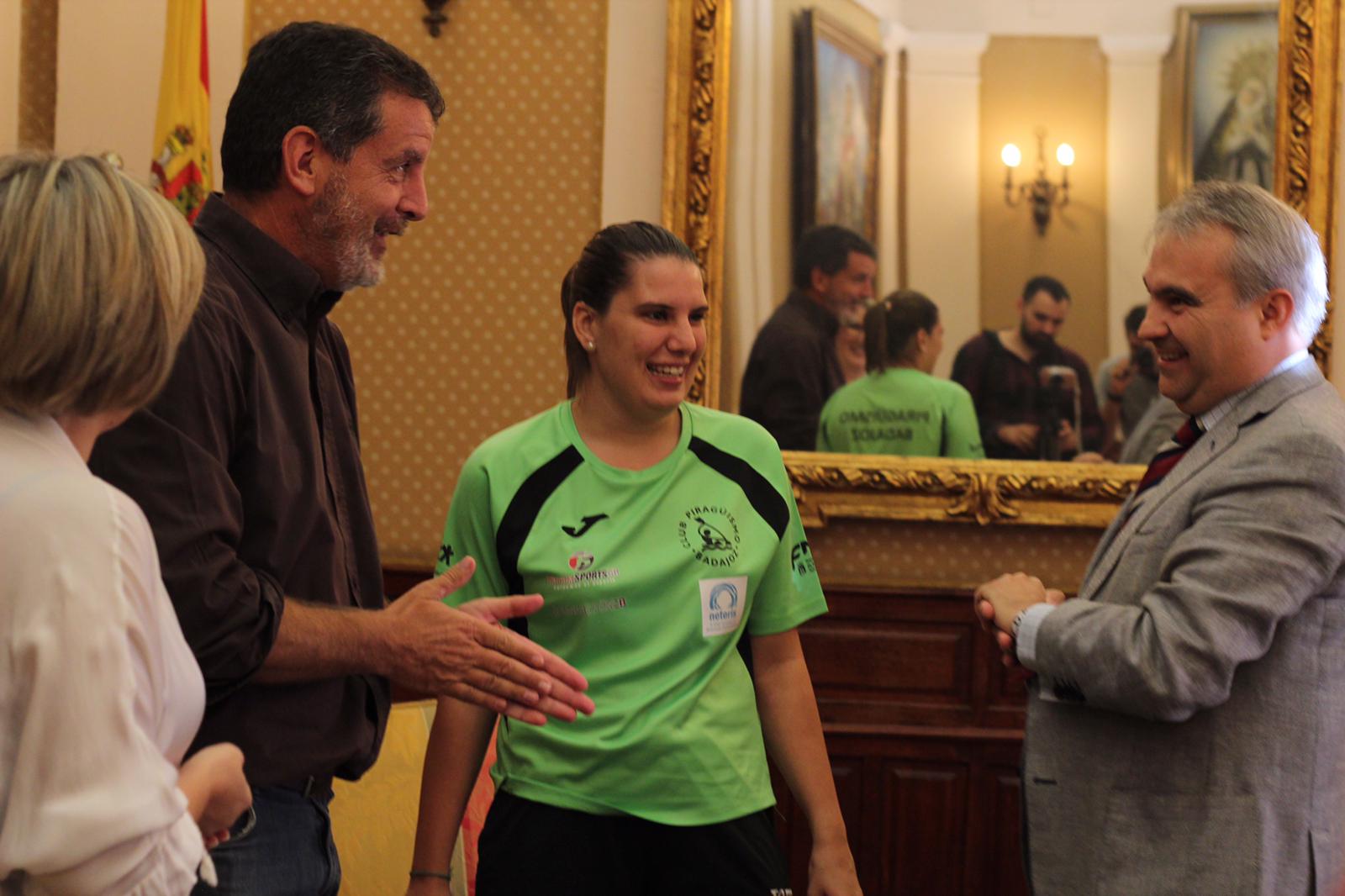 El alcalde de Badajoz recibe a la subcampeona del mundo Elena Ayuso