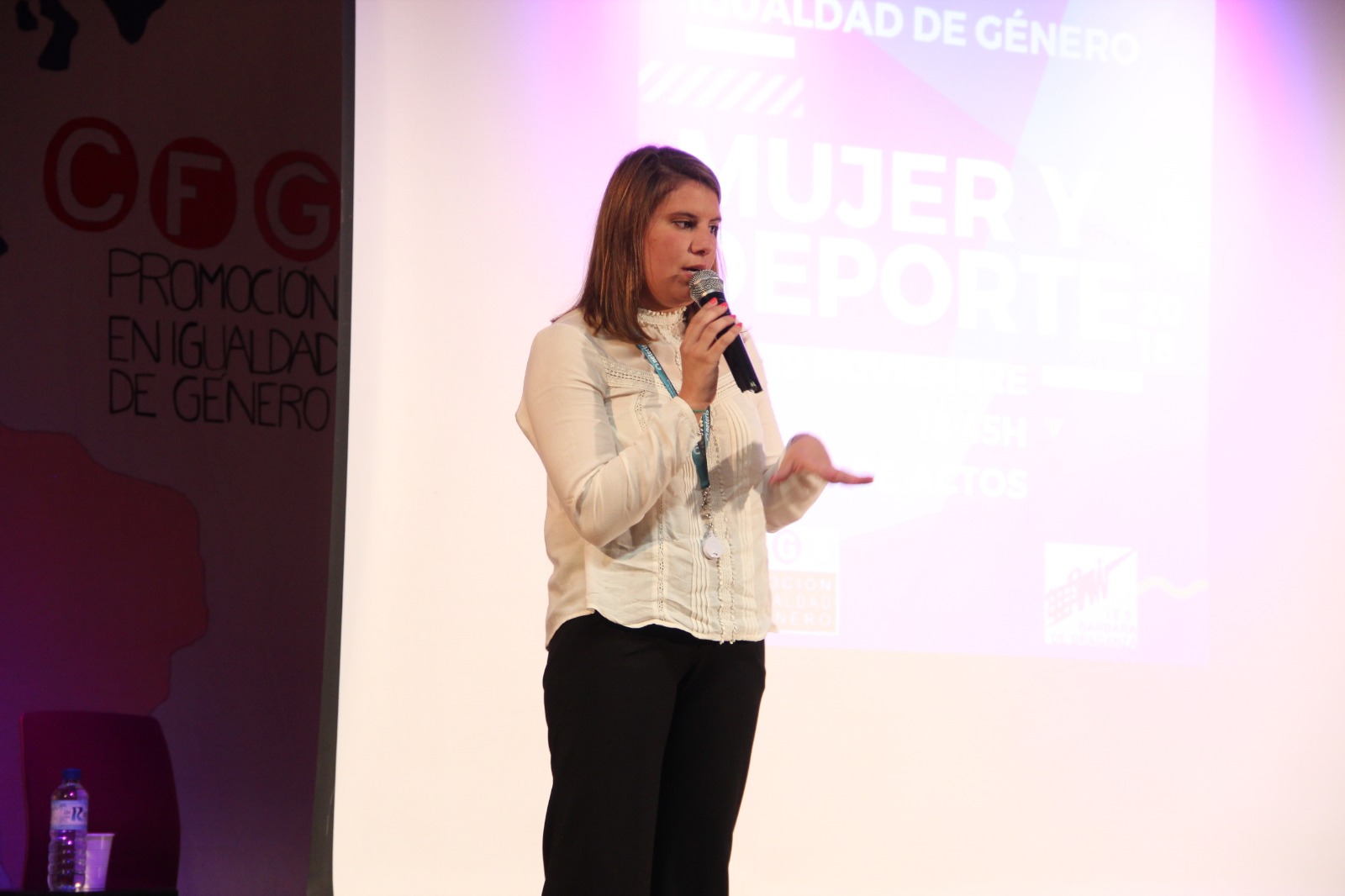 Elena Ayuso, presente en la inauguración del curso Promoción de la Igualdad de Género en el IES Bárbara de Braganza Elena Ayuso, presente en la inauguración del curso Promoción de la Igualdad de Género en el IES Bárbara de Braganza
