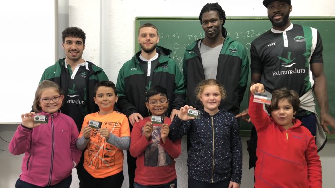 Emocionante visita del Cáceres al Colegio Extremadura