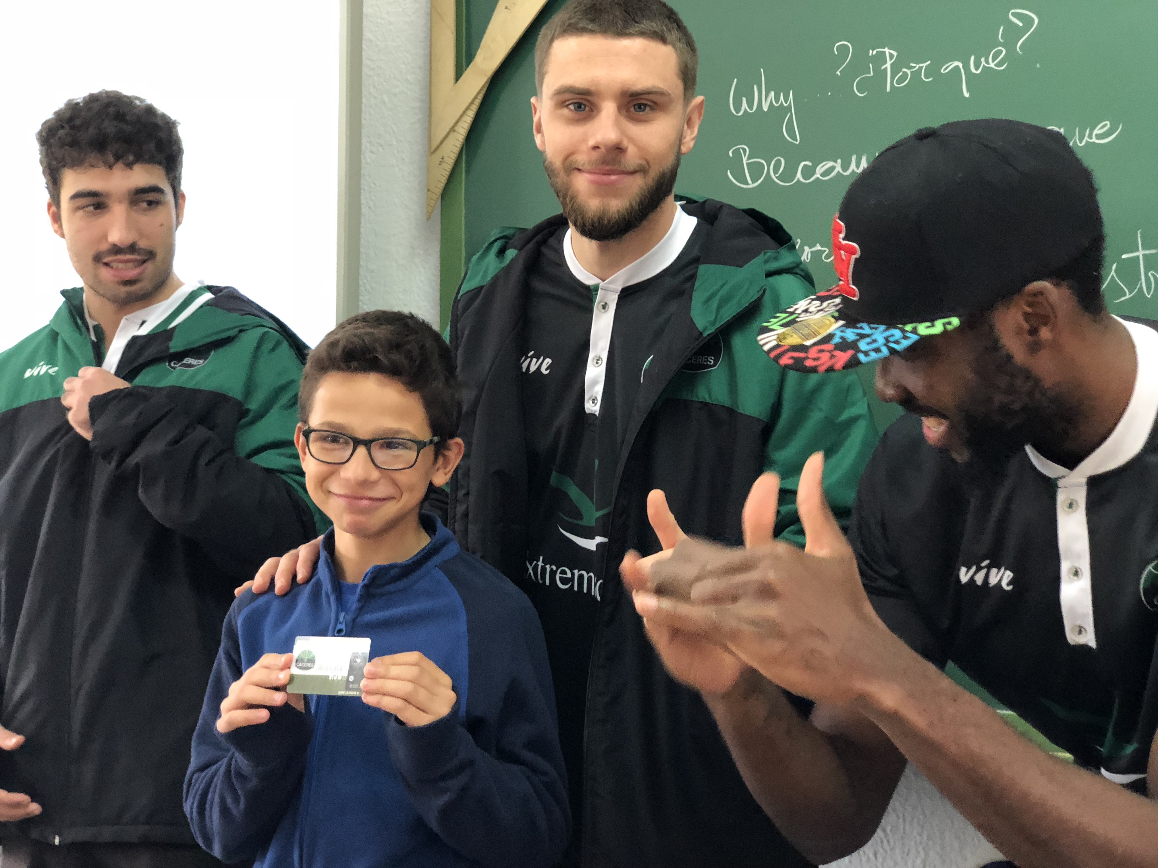 Emocionante visita del Cáceres al Colegio Extremadura