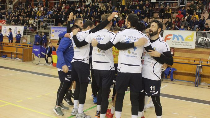 El Extremadura Aparthotel MM Badajoz abría las semifinales de la XII Copa Príncipe ante el CV Mediterráneo en un encuentro en el que los valencianos se imponían por 1-3 en un Pabellón de La Granadilla que presentaba una gran entrada. Los de Nacho González comenzaban el encuentro tratando de neutralizar en el marcador al equipo castellonense, procurando que no se distanciaran y mantenerse vivos gracias a la eficacia de Miguelito cerca de la red. Pese a ello, fue Mediterráneo quien obtuvo una valiosa renta en el tramo final para apuntar el primer punto a su favor 20-25. Con el marcador en contra, los pacenses tiraban de casta en el segundo set en busca de la igualada. Tras un comienzo igualado, el Extremadura Aparthotel MM Badajoz ponía el 11-7 en el luminoso antes del tiempo muerto. Los visitantes no tardaron en reaccionar y con un parcial favorable se pusieron con un solo punto de desventaja de los pacenses. El tanteo se mantuvo fluctuando hasta el final del set, que terminaba con un igualado 24-26, que duplicaba ventaja de los de Santi López. Los pacenses, lejos de rendirse, tiraban de casta en el tercer periodo para tratar de seguir con vida en la semifinal. Los de Castellón, por su parte, seguían con un planteamiento serio, cometiendo muy pocos errores y haciendo sudar cada punto a los de casa. Al igual que durante todo el partido, Manu Asensio colocaba a Miguelito para asegurar cada punto. En el momento en el que se adelantaban en el luminoso por 20-19, el cuadro anfitrión se aferraba a la fe y al calor de su público para llevar al cuarto set el encuentro tras el tanteo favorable de 25-21. La igualdad en el marcador también sería la tónica predominante en la cuarta entrega del partido, donde el conjunto valenciano y el pacense llevaron el partido hasta el final, con el resultado de 24-26 final que dictaminaba el definitivo 1-3. De esta manera, el Mediterráneo Castellón disputará este domingo a las 12:30 la final de la XII Copa Príncipe de voleibol. Su rival se decidirá en el choque que da comienzo a las 20:00 entre EMEVÉ Lugo y Tarragona SPSP.