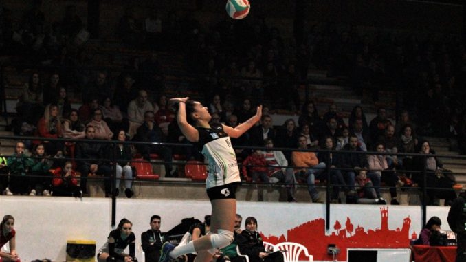 El Extremadura Arroyo liquida al líder Torrelavega (3-1) y vuelve al primer puesto