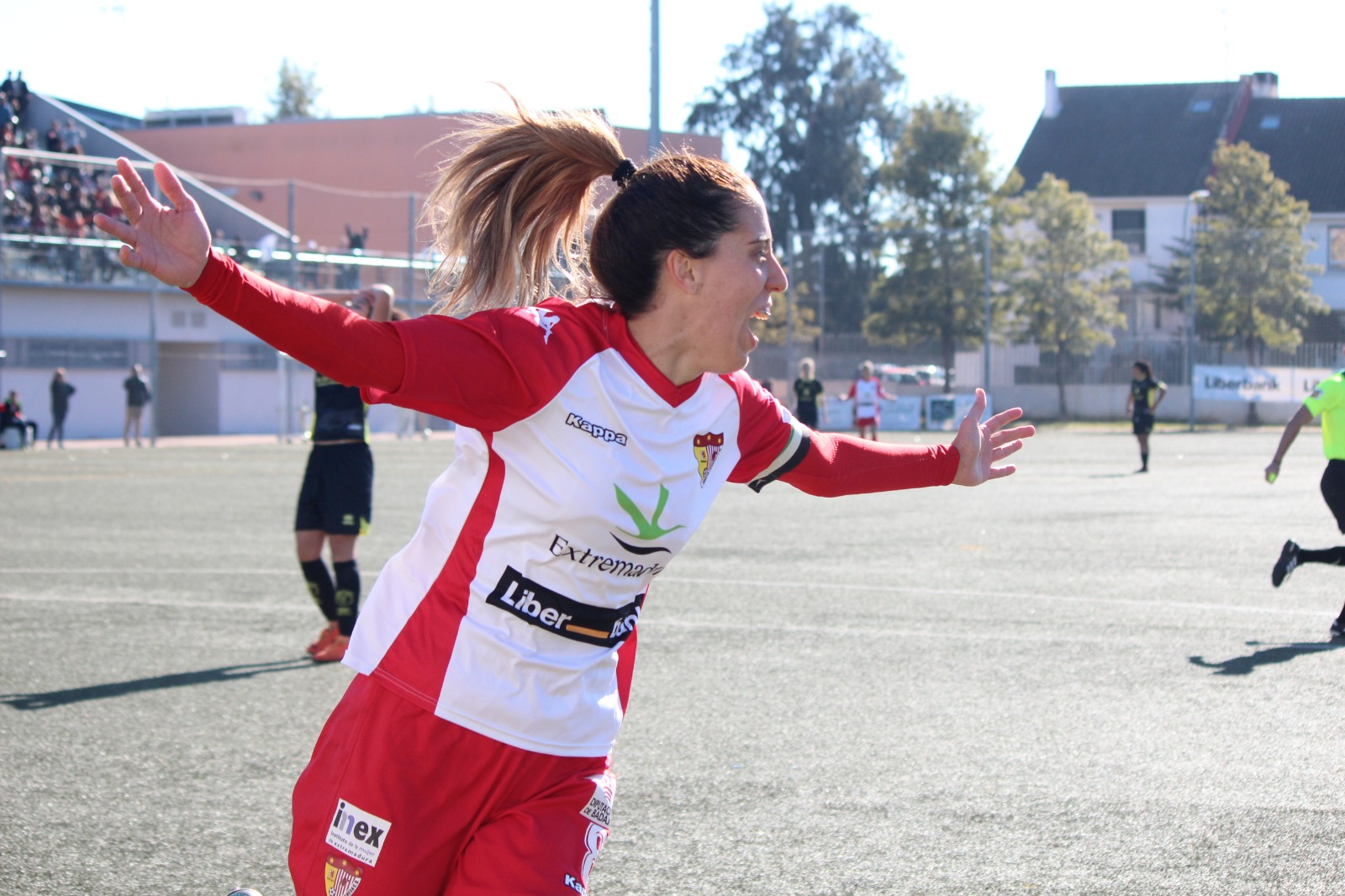 Ambientazo, victoria y liderato para el Liberbank Santa Teresa Badajoz ante el Granada