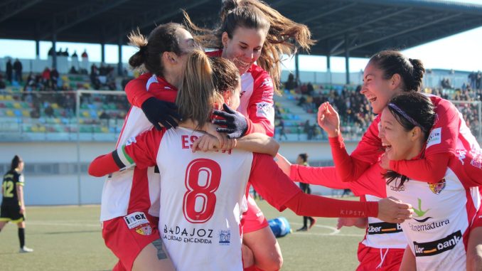 Ambientazo, victoria y liderato para el Liberbank Santa Teresa Badajoz ante el Granada