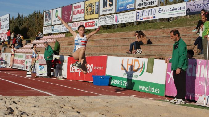 Lucía Sánchez vuela en el triple salto batiendo el récord absoluto extremeño en Villafranca de los Barros