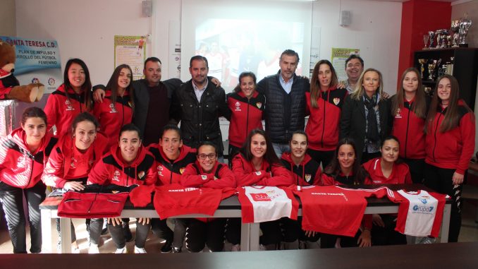 El Santa Teresa Badajoz dona material deportivo a Perú