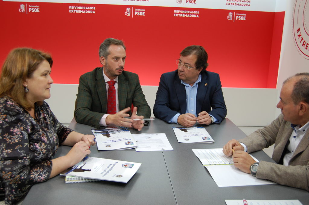 El PSOE firma el ‘Decálogo por la Caza’ planteado por la Federación Extremeña