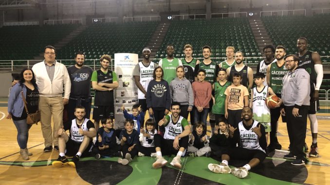 Los jugadores del Cáceres reciben la visita de ANDAH