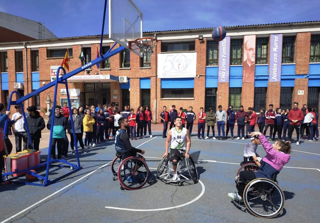 El Mideba vuelve al colegio. Varios componentes del equipo han visitado varios centros escolares dentro del programa Proades El Mideba vuelve al colegio. Varios componentes del equipo han visitado varios centros escolares dentro del programa Proades
