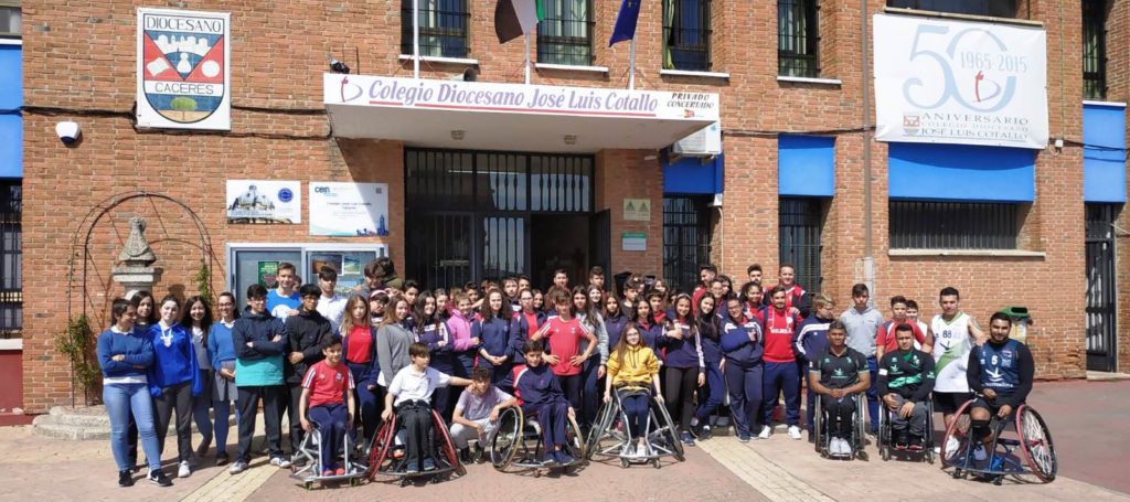 El Mideba vuelve al colegio. Varios componentes del equipo han visitado varios centros escolares dentro del programa Proades El Mideba vuelve al colegio. Varios componentes del equipo han visitado varios centros escolares dentro del programa Proades