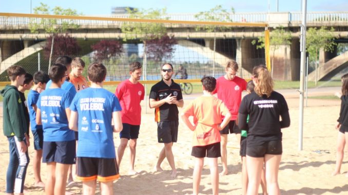 Más de 60 niños y niñas ya disfrutan del voleibol en Semana Santa en Badajoz
